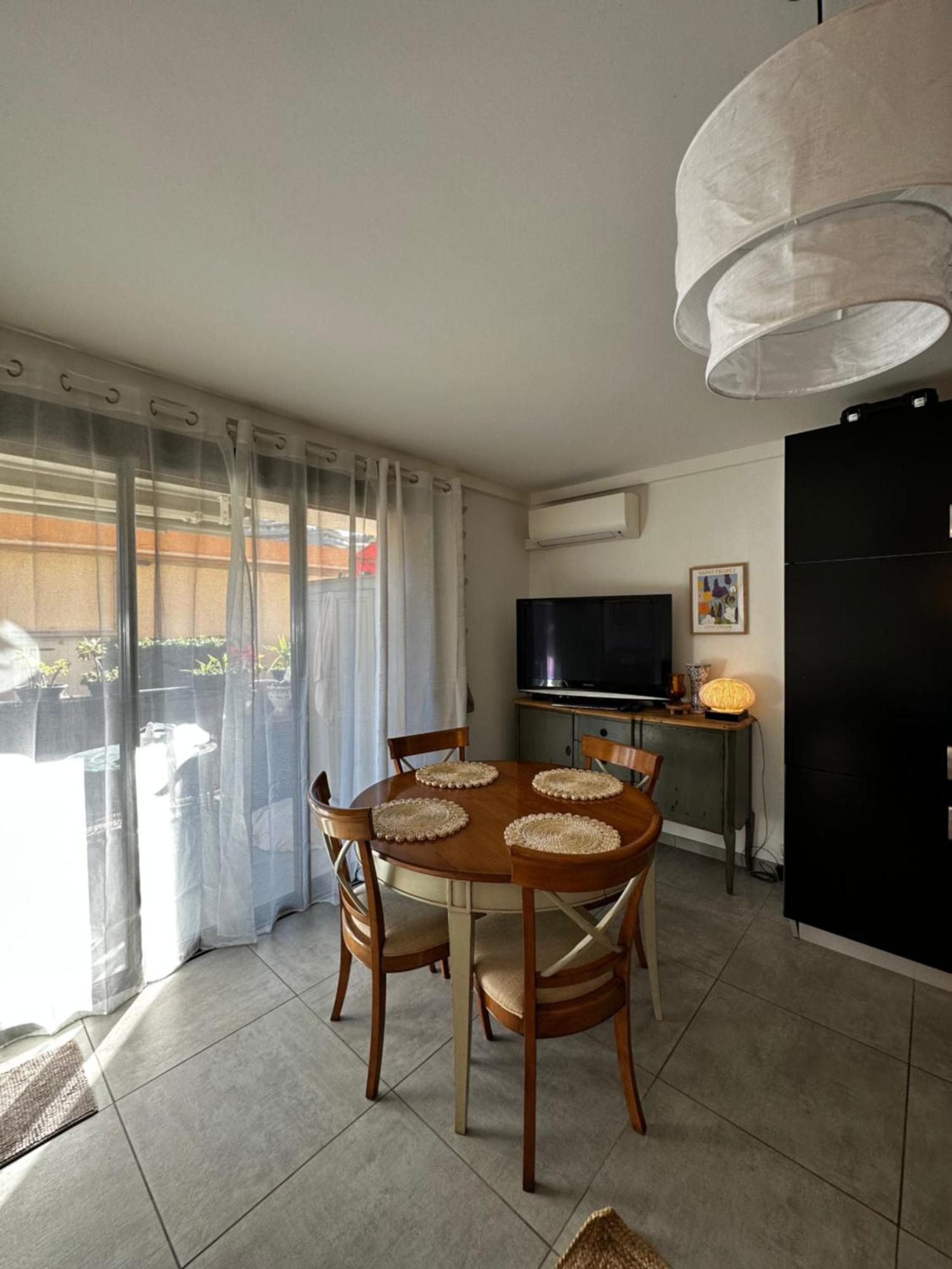 Bel Appartement Dans Le Centre Ville De Cavalaire מראה חיצוני תמונה